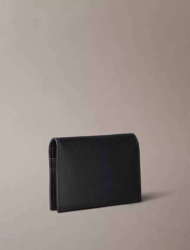 Minimalistisches Monogram-Kartenetui mit Klappe Minimalistisches Monogram-Kartenetui mit Klappe