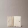Minimalistisches Monogram-Kartenetui mit Klappe Minimalistisches Monogram-Kartenetui mit Klappe