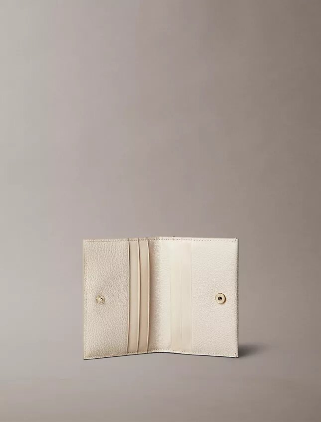 Minimalistisches Monogram-Kartenetui mit Klappe Minimalistisches Monogram-Kartenetui mit Klappe