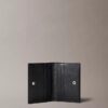Minimalistisches Monogram-Kartenetui mit Klappe Minimalistisches Monogram-Kartenetui mit Klappe