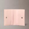 Minimalistisches Monogram-Kartenetui mit Klappe Minimalistisches Monogram-Kartenetui mit Klappe