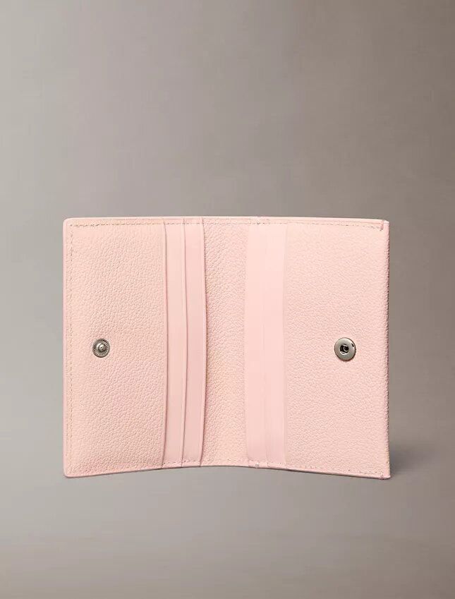 Minimalistisches Monogram-Kartenetui mit Klappe Minimalistisches Monogram-Kartenetui mit Klappe