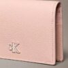 Minimalistisches Monogram-Kartenetui mit Klappe Minimalistisches Monogram-Kartenetui mit Klappe