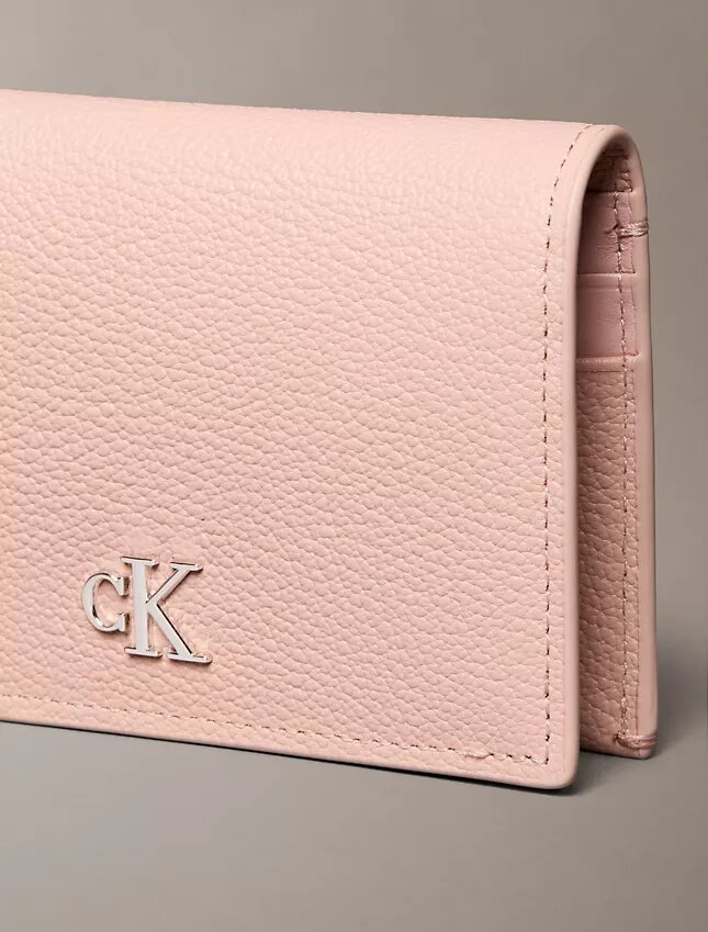 Minimalistisches Monogram-Kartenetui mit Klappe Minimalistisches Monogram-Kartenetui mit Klappe