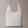 Mittlere, locker sitzende Tasche mit Noppenstruktur