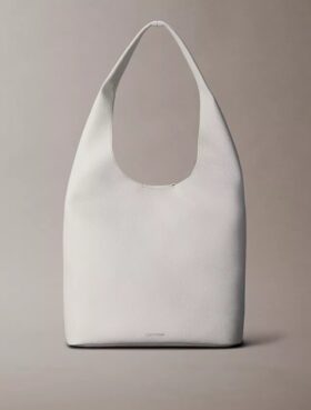 Mittlere, locker sitzende Tasche mit Noppenstruktur Mittlere, locker sitzende Tasche mit Noppenstruktur