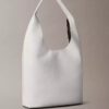 Mittlere, locker sitzende Tasche mit Noppenstruktur