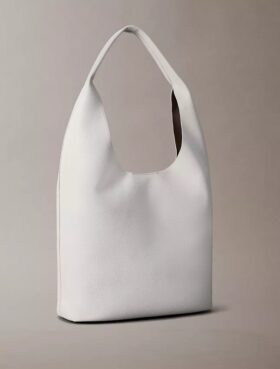 Mittlere, locker sitzende Tasche mit Noppenstruktur Mittlere, locker sitzende Tasche mit Noppenstruktur