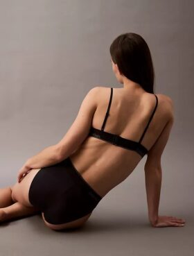 Moderner Bikini-Slip mit Logo als Unterteil