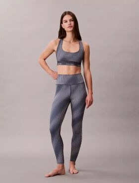 Moderner Sport-BH mit Racerback und mittlerer Stützkraft Moderner Sport-BH mit Racerback und mittlerer Stützkraft