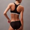 Moderner String-Bikini aus Spitze Moderner String-Bikini aus Spitze