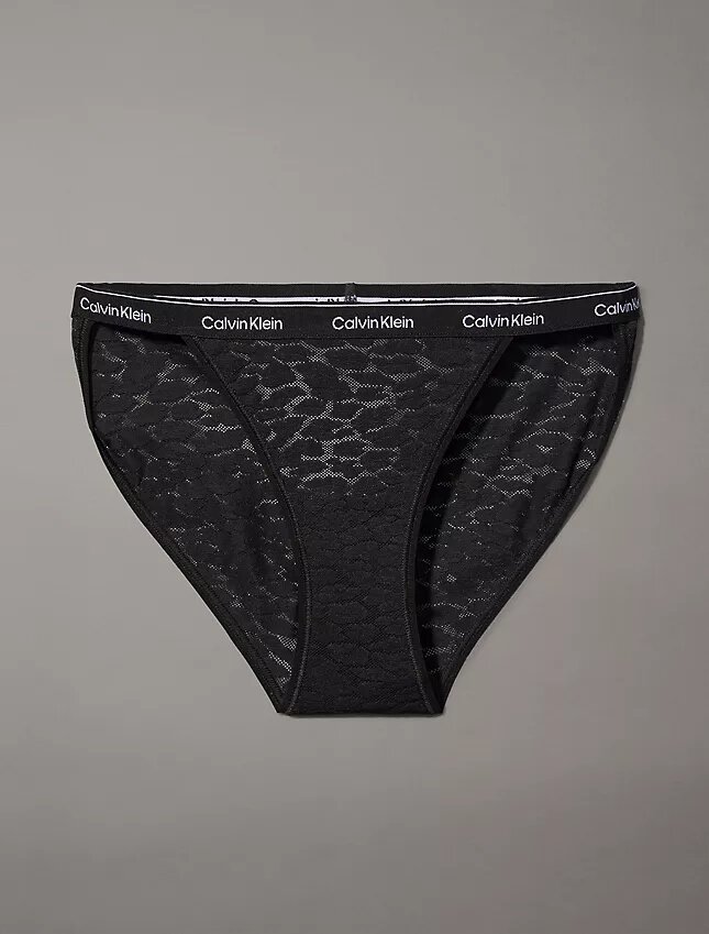 Moderner String-Bikini aus Spitze Moderner String-Bikini aus Spitze