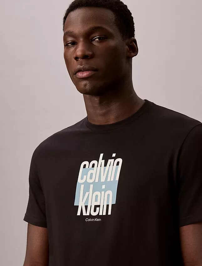 Modernes Calvin Klein T-Shirt mit grafischem Logo Modernes Calvin Klein T-Shirt mit grafischem Logo