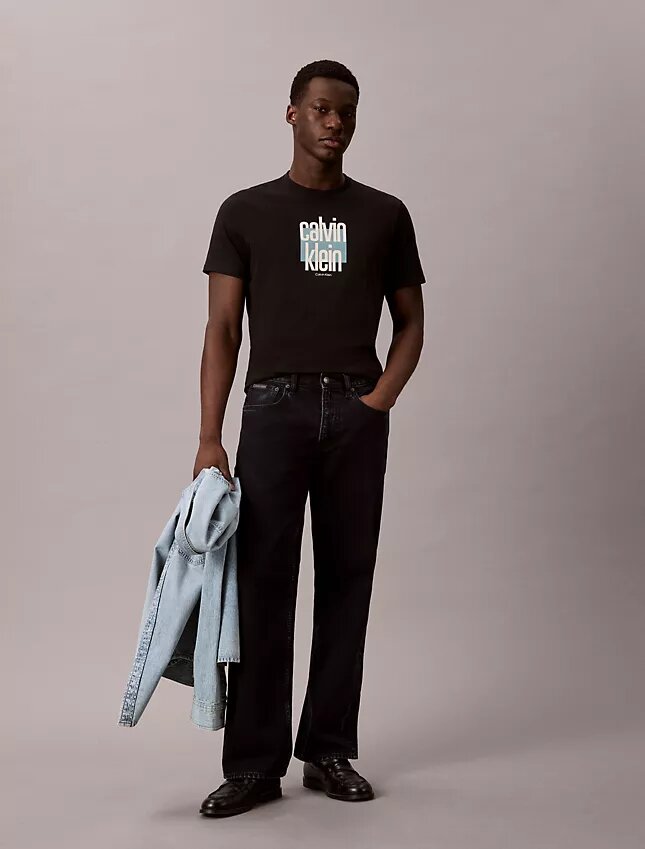 Modernes Calvin Klein T-Shirt mit grafischem Logo Modernes Calvin Klein T-Shirt mit grafischem Logo