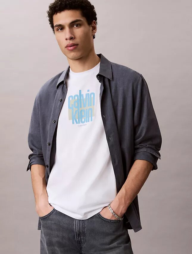 Modernes Calvin Klein T-Shirt mit grafischem Logo Modernes Calvin Klein T-Shirt mit grafischem Logo