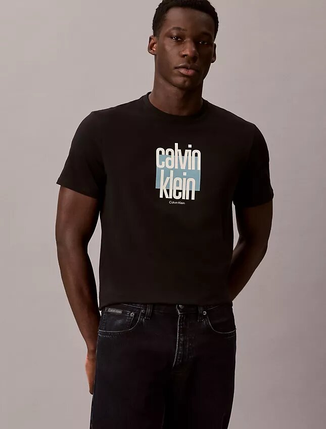 Modernes Calvin Klein T-Shirt mit grafischem Logo Modernes Calvin Klein T-Shirt mit grafischem Logo