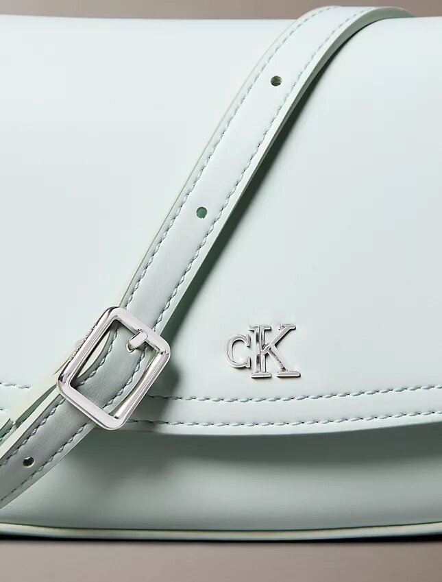 Monogram-Kameratasche mit Klappe Monogram-Kameratasche mit Klappe