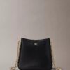 Monogram-Satteltasche mit Kette Monogram-Satteltasche mit Kette