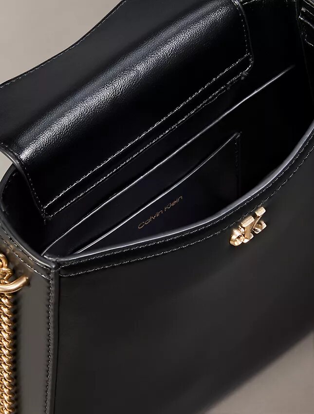 Monogram-Satteltasche mit Kette Monogram-Satteltasche mit Kette