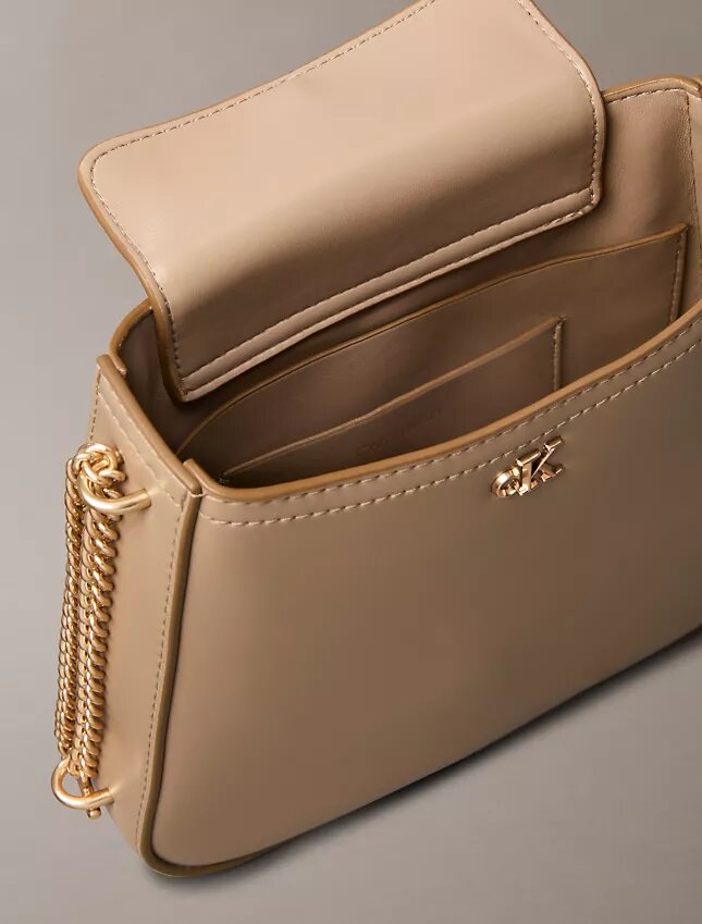 Monogram-Satteltasche mit Kette Monogram-Satteltasche mit Kette