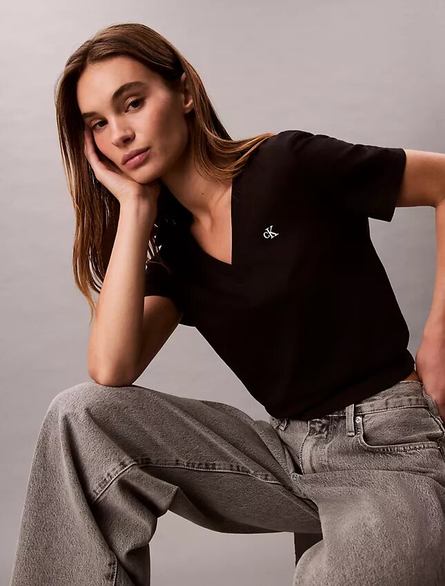 Monogram-T-Shirt mit V-Ausschnitt Monogram-T-Shirt mit V-Ausschnitt