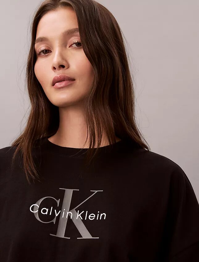 Monologo Cropped T-Shirt mit gerader Silhouette Monologo Cropped T-Shirt mit gerader Silhouette