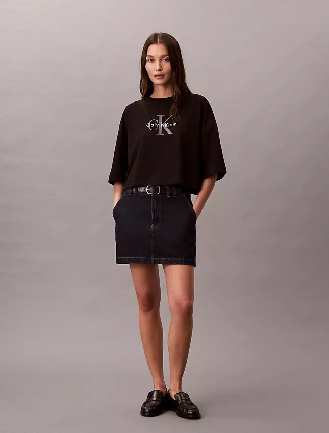 Monologo Cropped T-Shirt mit gerader Silhouette Monologo Cropped T-Shirt mit gerader Silhouette