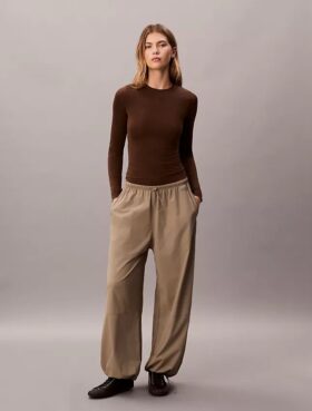 Nylon-Stretch-T-Shirt in schmaler Passform