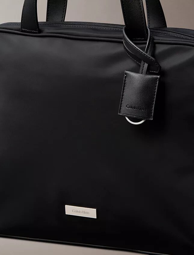 Pendlertasche aus mattem Nylon Pendlertasche aus mattem Nylon