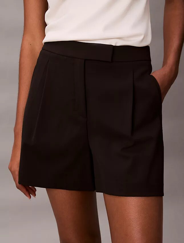 Plissierte, taillierte Shorts Plissierte, taillierte Shorts