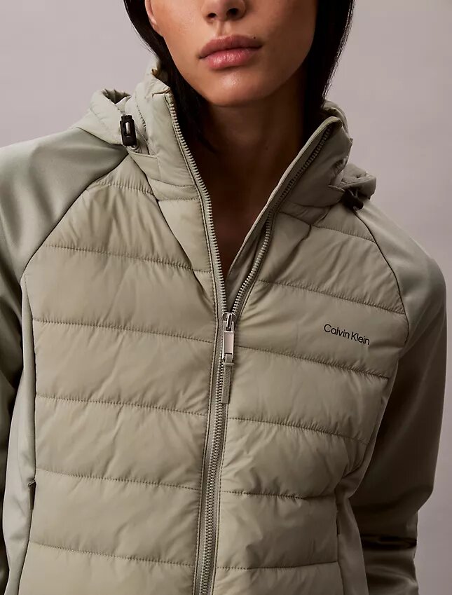 Pufferjacke aus verschiedenen Materialien Pufferjacke aus verschiedenen Materialien