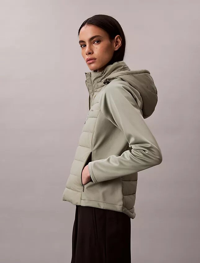 Pufferjacke aus verschiedenen Materialien Pufferjacke aus verschiedenen Materialien
