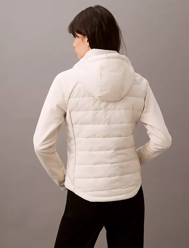 Pufferjacke aus verschiedenen Materialien Pufferjacke aus verschiedenen Materialien