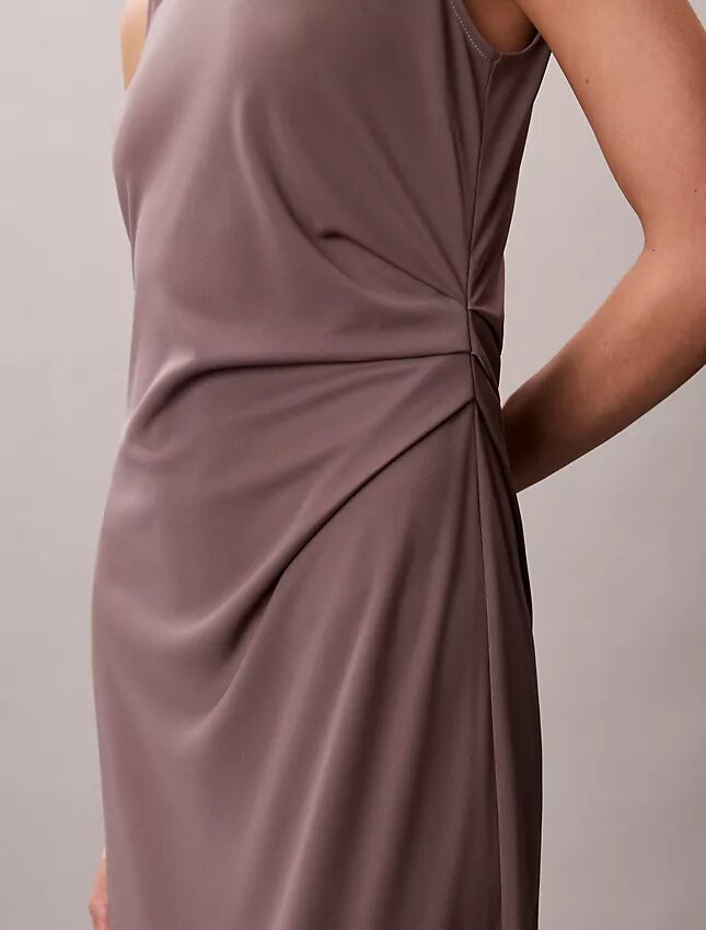 Raffiniertes Jersey-Kleid mit Raffungen Raffiniertes Jersey-Kleid mit Raffungen