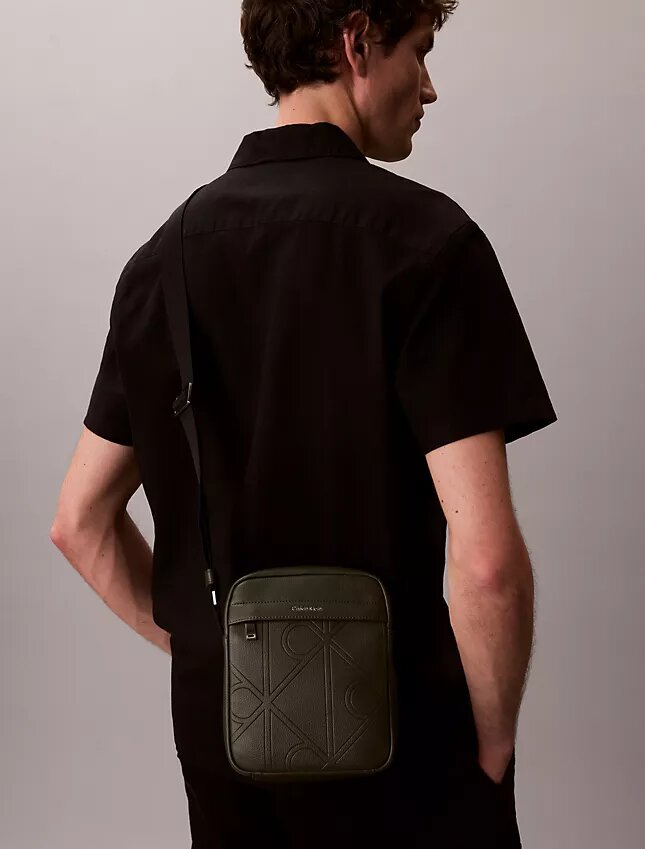 Reporter-Tasche mit durchgängigem geprägten Emblem-Logo Reporter-Tasche mit durchgängigem geprägten Emblem-Logo