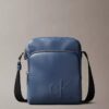 Reporter-Tasche mit geprägtem Monogram-Reißverschlusstasche Reporter-Tasche mit geprägtem Monogram-Reißverschlusstasche