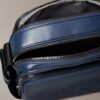 Reporter-Tasche mit geprägtem Monogram-Reißverschlusstasche Reporter-Tasche mit geprägtem Monogram-Reißverschlusstasche