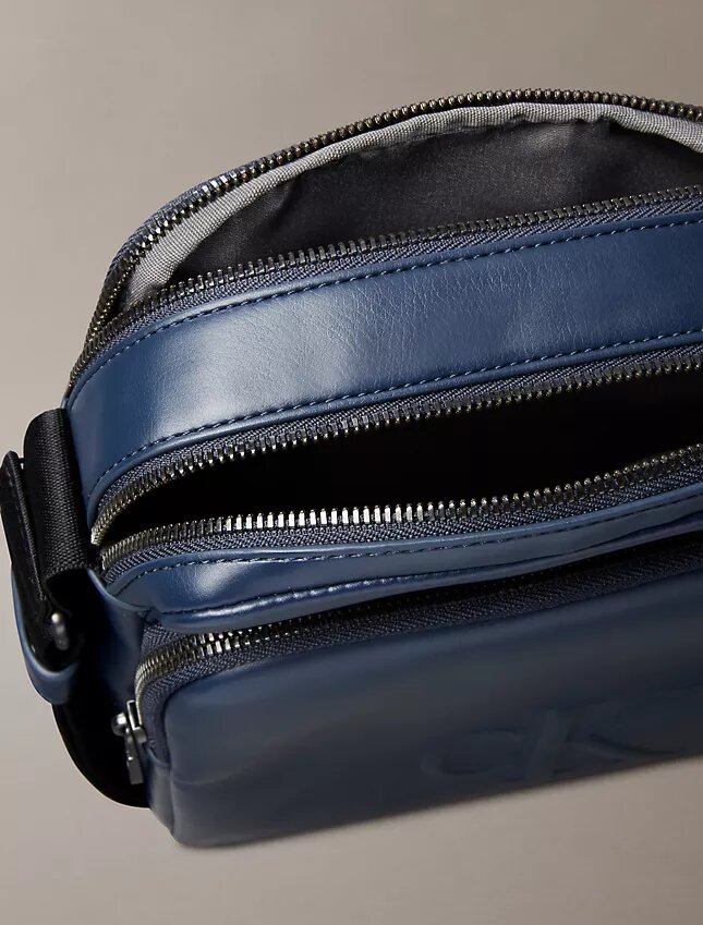 Reporter-Tasche mit geprägtem Monogram-Reißverschlusstasche Reporter-Tasche mit geprägtem Monogram-Reißverschlusstasche