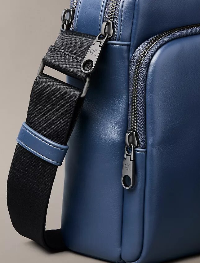 Reporter-Tasche mit geprägtem Monogram-Reißverschlusstasche Reporter-Tasche mit geprägtem Monogram-Reißverschlusstasche
