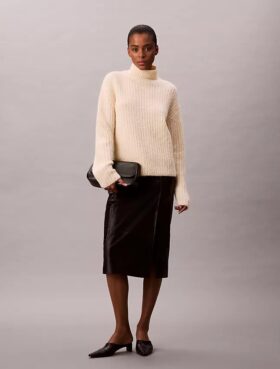 Ripp-Pullover mit weitem Rollkragen Ripp-Pullover mit weitem Rollkragen