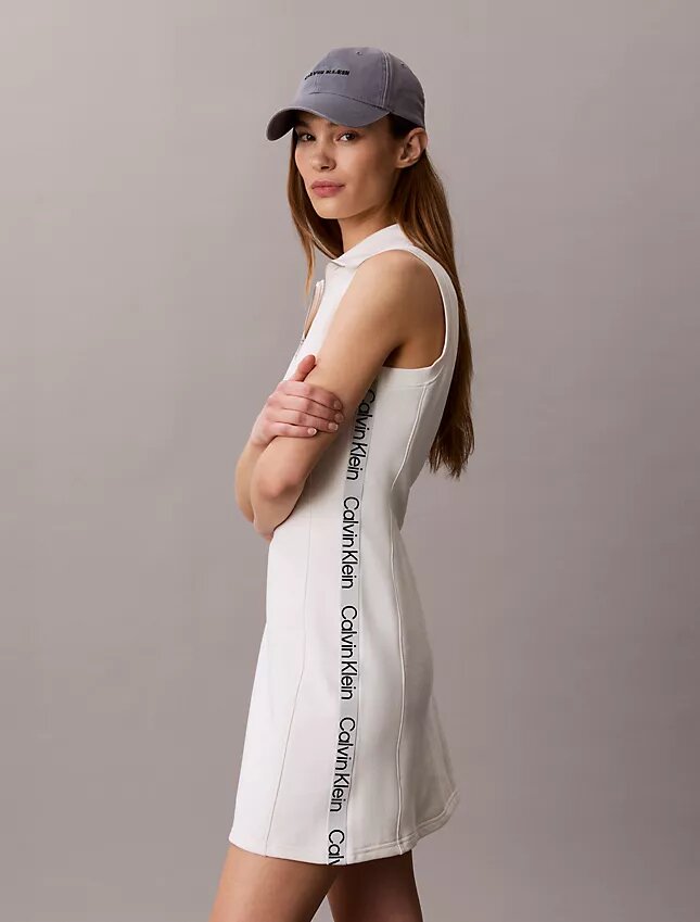 Ärmelloses Kleid aus French Terry mit 1/4-Reißverschluss Ärmelloses Kleid aus French Terry mit 1/4-Reißverschluss