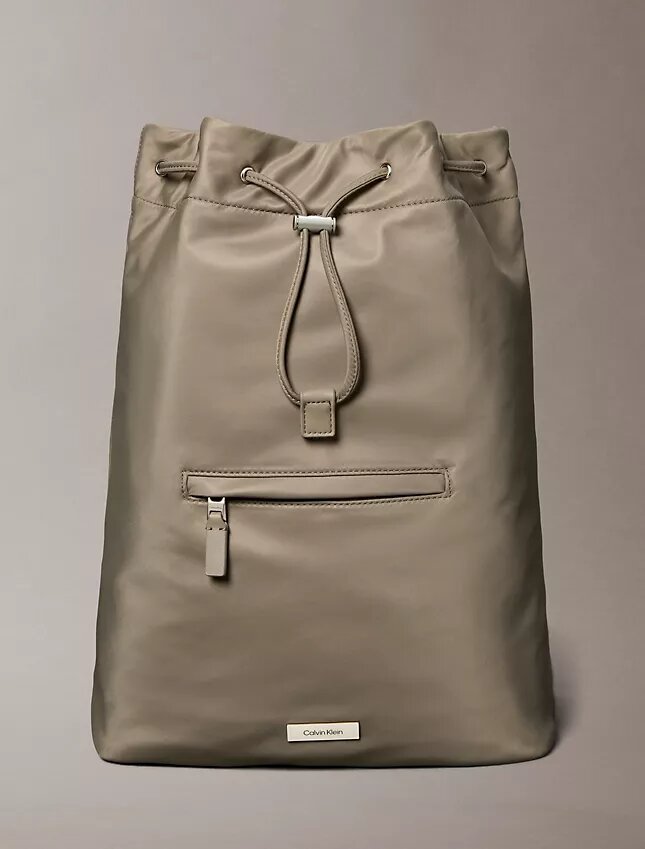 Rucksack aus mattem Nylon mit Kordelzug Rucksack aus mattem Nylon mit Kordelzug