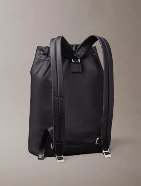 Rucksack aus mattem Nylon mit Kordelzug