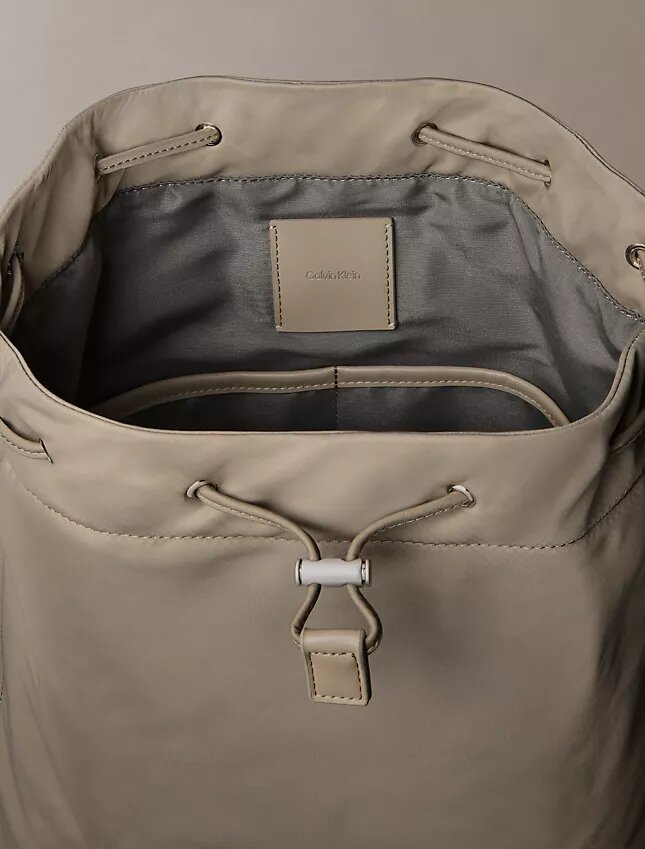 Rucksack aus mattem Nylon mit Kordelzug Rucksack aus mattem Nylon mit Kordelzug