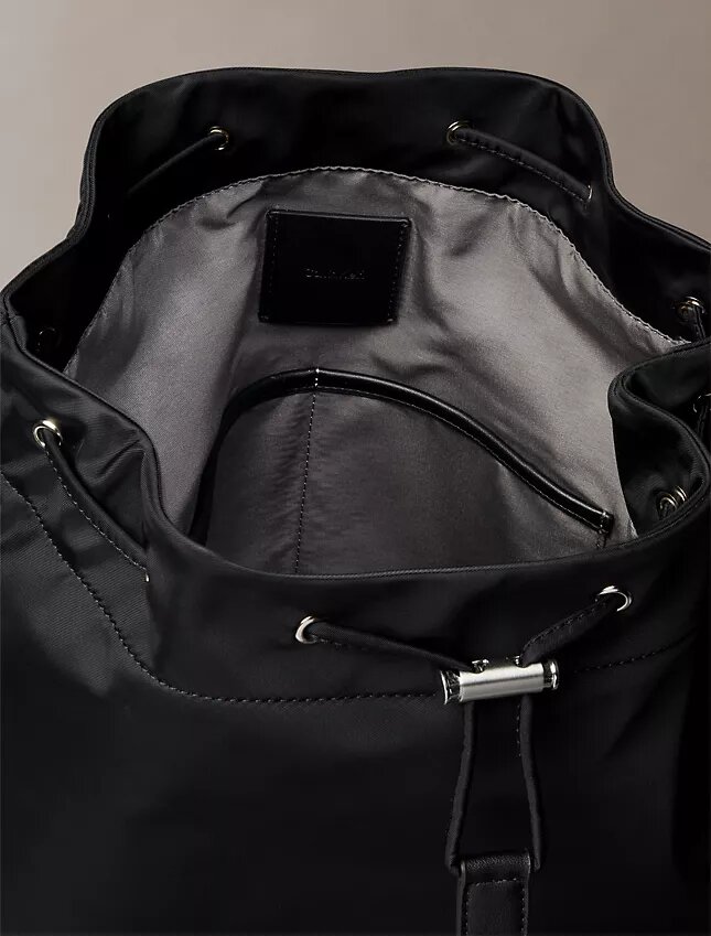 Rucksack aus mattem Nylon mit Kordelzug Rucksack aus mattem Nylon mit Kordelzug