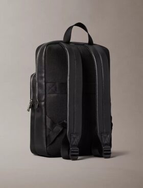 Runder Rucksack mit durchgehendem geprägten Emblem-Logo