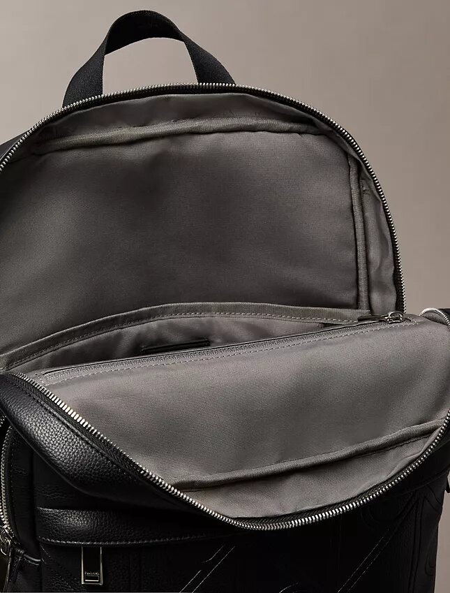 Runder Rucksack mit durchgehendem geprägten Emblem-Logo Runder Rucksack mit durchgehendem geprägten Emblem-Logo