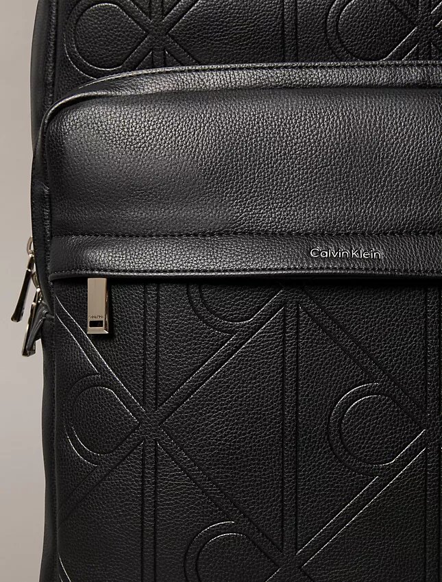 Runder Rucksack mit durchgehendem geprägten Emblem-Logo Runder Rucksack mit durchgehendem geprägten Emblem-Logo