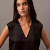 Satin-Bluse ohne Ärmel mit V-Ausschnitt