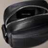 Schlanke Reportertasche mit durchgehendem geprägten Emblem-Logo Schlanke Reportertasche mit durchgehendem geprägten Emblem-Logo